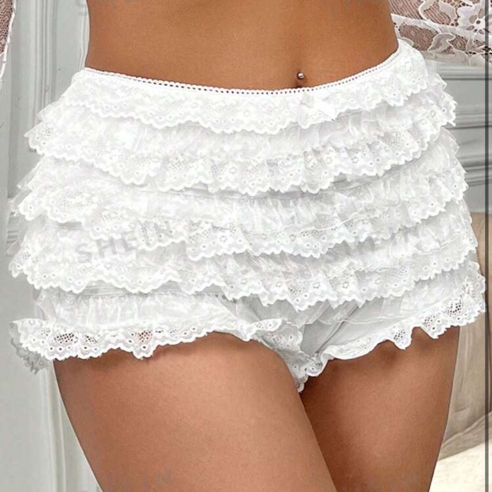 White ruffle shorts/bloomers